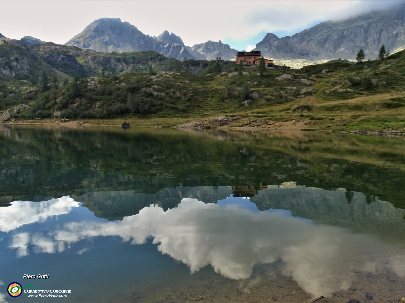 21 Il Rif. Calvi (2006 m) si specchia nel Lago Rotondo (1972 m).JPG